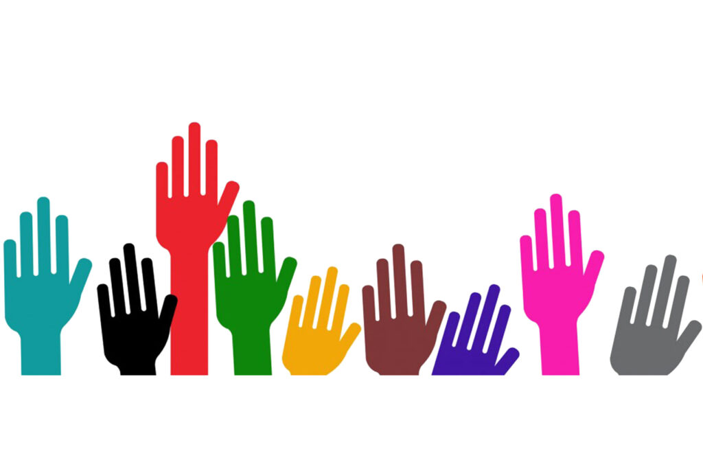 Image de plusieurs bras de différentes couleurs